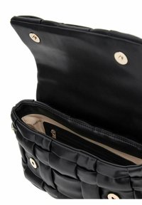 Borsa a tracolla nera trapuntata realizzata in pelle liscia. Presenta una chiusura a scatto dorata e una tasca interna con zip su una fodera beige.