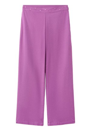 Pantalones de pierna ancha morados con diseños florales cosidos a lo largo de la cintura, hechos de una tela suave.