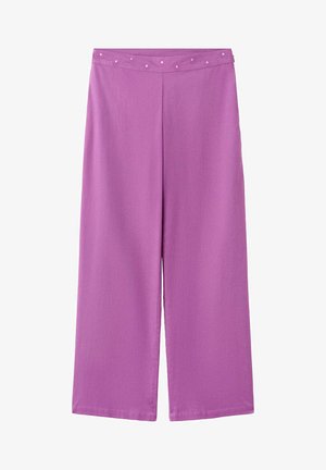 Pantalones de pierna ancha morados con diseños florales cosidos a lo largo de la cintura, hechos de una tela suave.