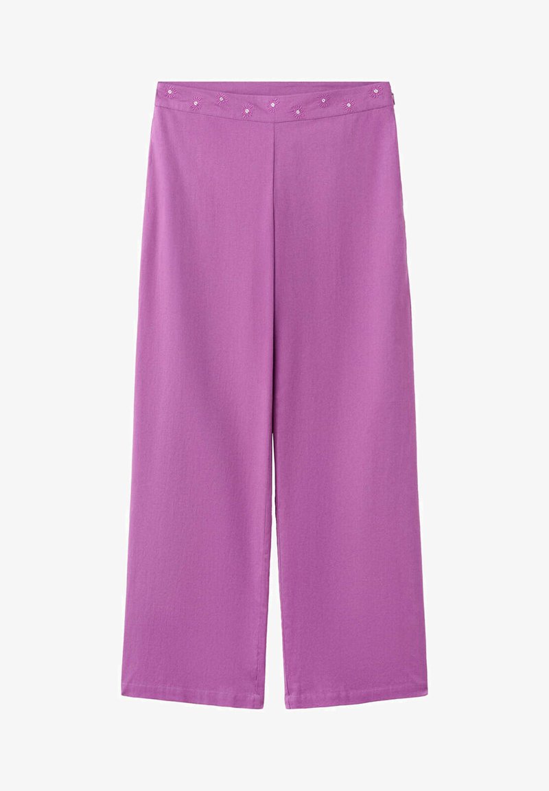 Pantalon large violet avec des motifs floraux cousus le long de la ceinture, fabriqué dans un tissu lisse.