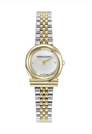 Ferragamo zapestna ura z zlatim in srebrnim kovinskim pasom iz členov, okroglo zlatim okvirjem, belim številčnico, zlatimi kazalci in minimalnimi oznakami.