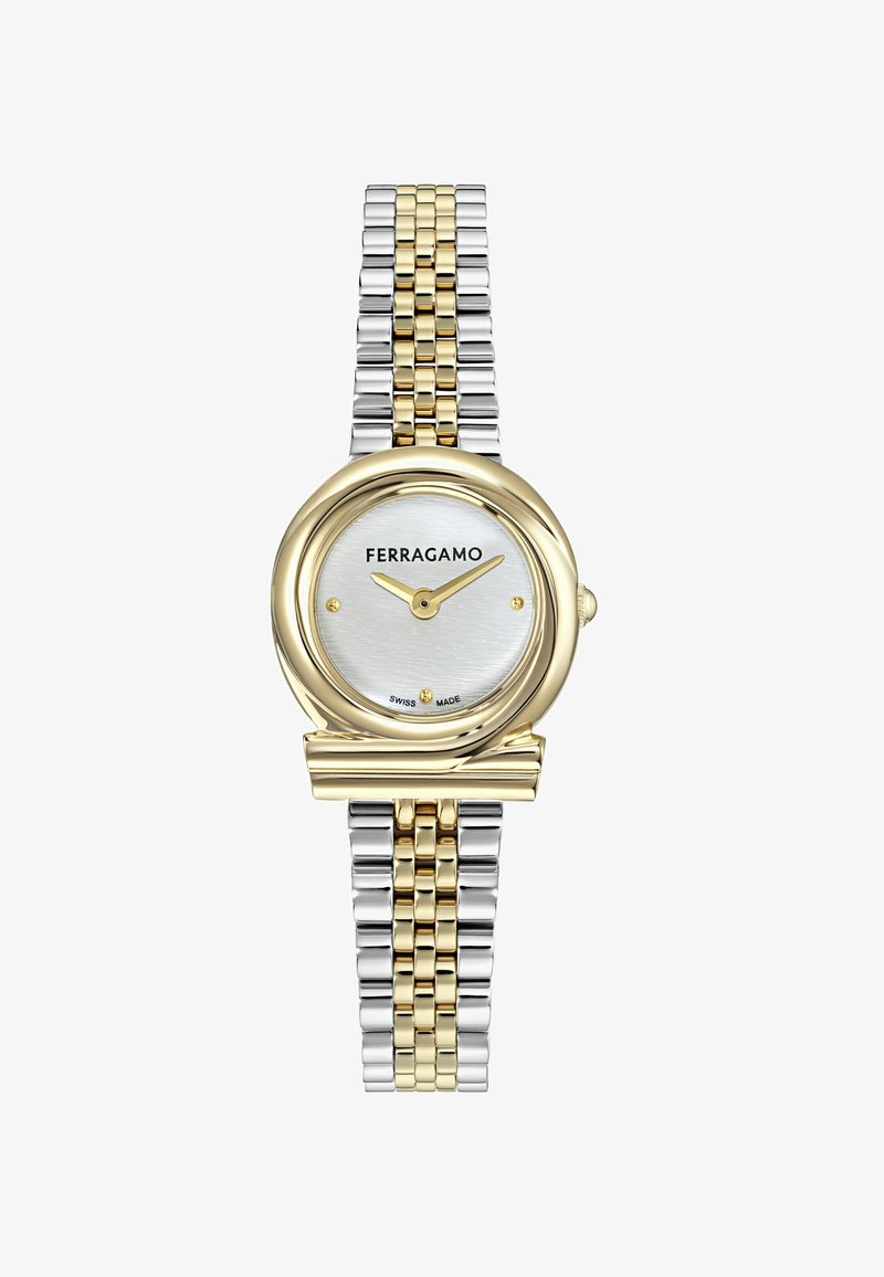 Zegarek na rękę Ferragamo z bransoletą z metalowych ogniw w kolorze złota i srebra, okrągłą złotą ramką, białą tarczą, złotymi wskazówkami i minimalistycznymi oznaczeniami.