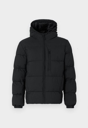 Zwarte pufferjack met capuchon, voorkant rits, borstzak met rits en elastische manchetten op een witte achtergrond.