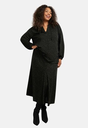 Robe longue noire avec un imprimé léopard vert subtil, manches longues et coupe ample. Mettant en valeur un col en V et une capuche avec cordon.
