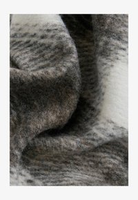Unselected, grey stone check