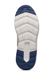 Suola di una sneaker caratterizzata da un design in gomma bianca e navy con texture, con profonde scanalature per la trazione e motivi distintivi per la stabilità.