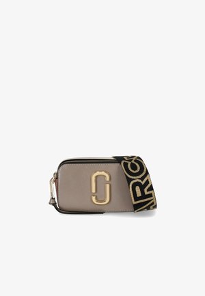 Piccola borsa a tracolla color taupe con logo dorato a doppia J e ampia tracolla nera con grandi lettere del marchio in tan.