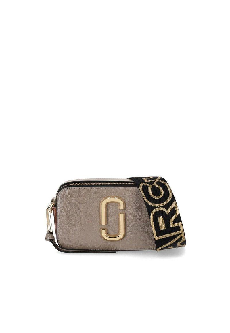 Piccola borsa a tracolla color taupe con logo dorato a doppia J e ampia tracolla nera con grandi lettere del marchio in tan.