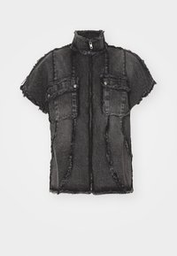 Μαύρο τζάκετ από τζιν με κοντά μανίκια και ψηλό γιακά, με φθαρμένες άκρες, δύο ελαστικές τσέπες και κεντρικό φερμουάρ.