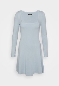 Robe à manches longues bleu clair avec un décolleté carré, fabriquée en tissu ribbé. Le corsage ajusté s'évase doucement au niveau de l'ourlet pour un fit décontracté.
