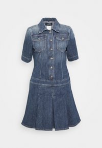 Vestido de denim con mangas cortas, torso ajustado, cierre frontal de botones, dos bolsillos en el pecho y falda plisada en un lavado azul medio.