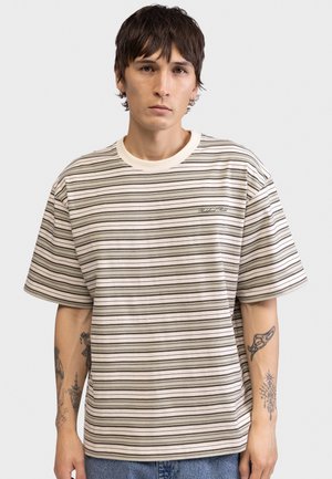 Ριγέ μπλουζάκι σε μπεζ και καφέ, κατασκευασμένο από βαμβάκι, με κοντά μανίκια, στρογγυλή λαιμόκοψη και μικρό κεντημένο λογότυπο.