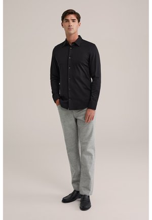 FUNDAMENTALS - Ametlik pluus - black