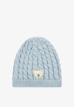 Berretto lavorato a maglia di colore blu chiaro con un motivo a treccia testurizzato. Presenta un'applicazione di un orsetto crema sulla parte anteriore. Materiale morbido, forma arrotondata.