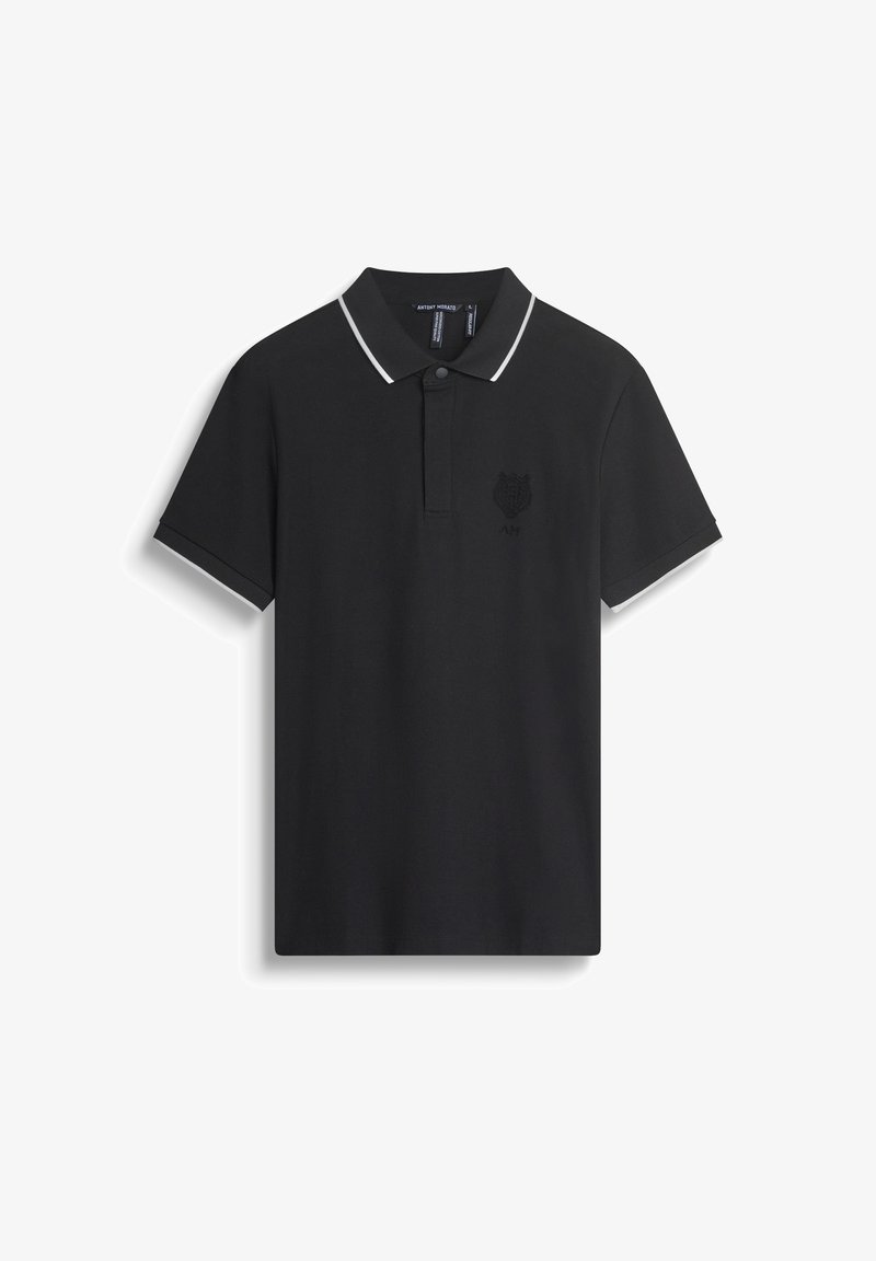 Crna polo majica kratkih rukava s bijelim obrubom na ovratniku i rukavima, dugmadi na prednjem dijelu i izvezenim logotipom na lijevoj strani prsnog koša.