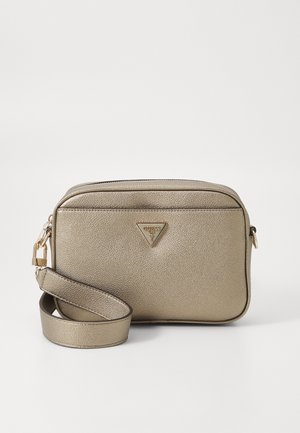 Kovový zlatý crossbody vak vyrobený z texturovaného syntetického materiálu, s trojuholníkovým logom, zipsovým uzáverom a nastaviteľným popruhom.