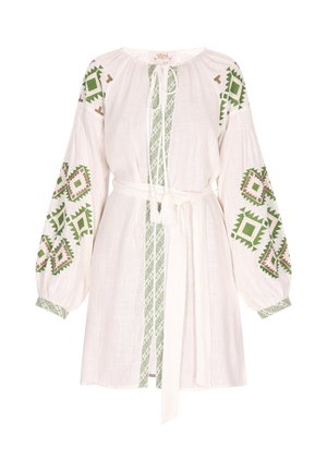 Weißes Leinenkleid mit grünen und braunen gestickten Mustern, tailliert mit einem Gürtel und puffigen langen Ärmeln mit dekorativen Akzenten.