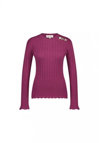 Magenta geribde gebreide trui met lange mouwen, ronde halslijn en golvende zoom. Heeft drie zilveren hartvormige accenten op de schouder.