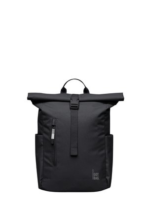Czarny plecak na rolowanym zamknięciu z przednią klamrą, pionową kieszenią na zamek, bocznymi kieszeniami i logo "GOT BAG" w dolnym prawym rogu.