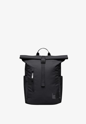 Sac à dos noir à rabat enroulable avec boucle frontale, poche zippée verticale, poches latérales et logo "GOT BAG" en bas à droite.
