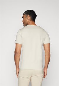 Columbia CSC™ SEASONAL LOGO TEE - Apdrukāts T-krekls - cognac