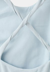 Tissu bleu clair avec deux bretelles torsadées se croisant en forme de X au centre.