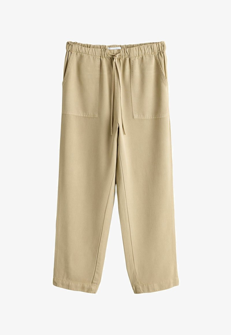 Pantalon beige décontracté avec taille élastique, cordon de serrage, et deux poches plaquées à l'avant, présenté sur un fond blanc.