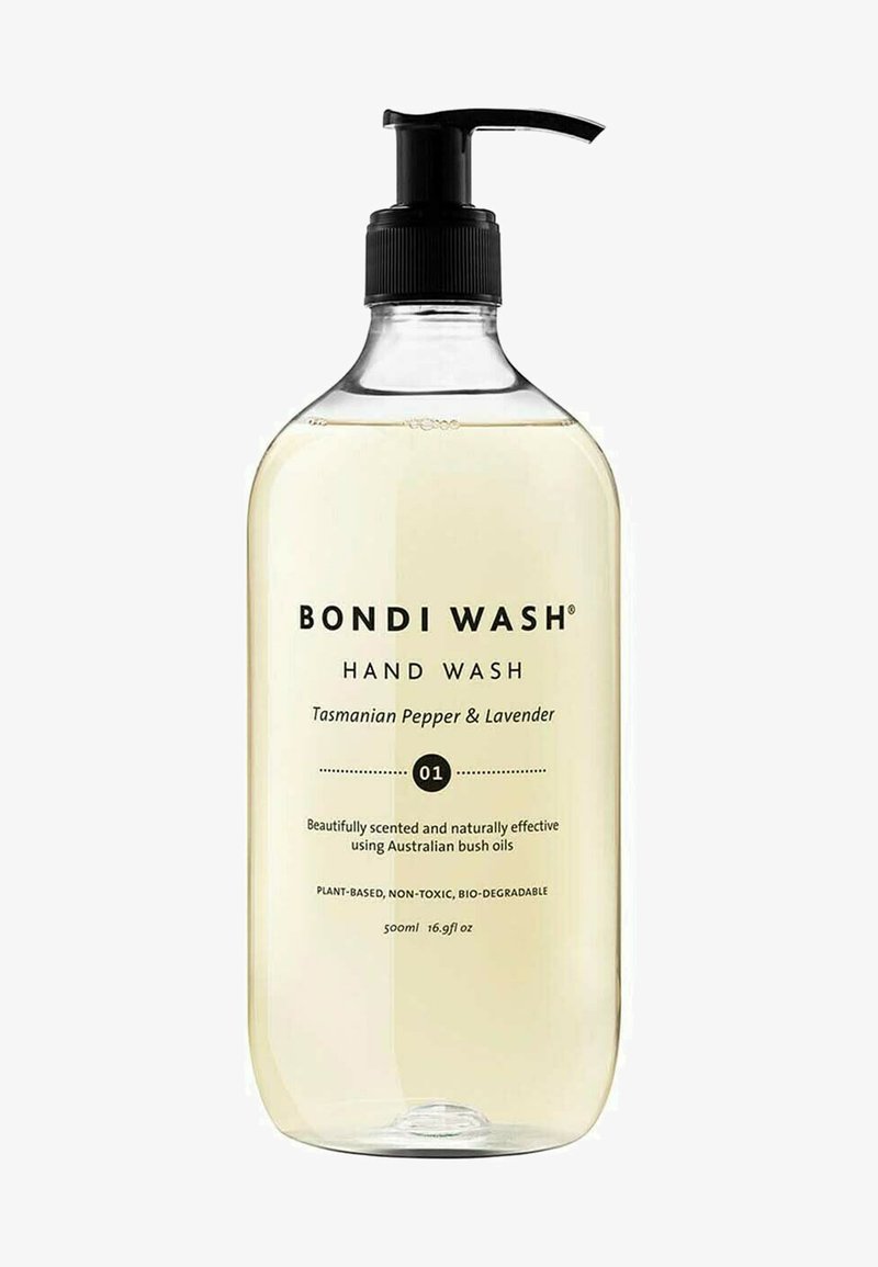 Durchsichtige Kunststoffflasche mit Bondi Wash Handseife und schwarzem Pumpkopf. Enthält eine Flüssigkeit, die mit Tasmanischem Pfeffer und Lavendel versetzt ist. Größe: 500 ml.