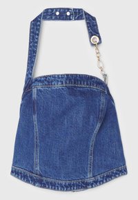 Denim skuldertaske i dyb blå farve, rektangulær form, justerbar strop, sølv hardware og lynlås åbning med kædeaccent.