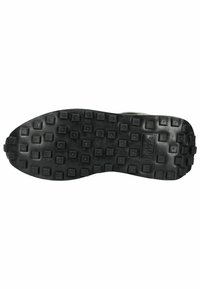 Zwarte rubberen schoenzool met een gestructureerd patroon van vierkante en rechthoekige studs. Bevat een logo dat op het oppervlak is geembosd voor merkidentificatie.