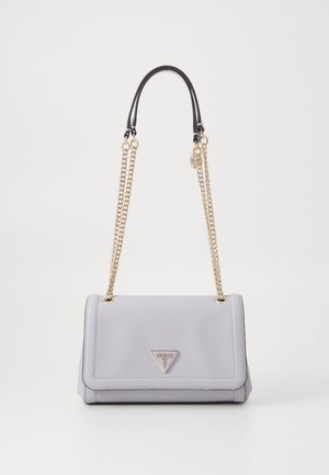 Borsa a mano in pelle grigia chiara con un design strutturato, manico in pelle nera e dettagli in catena dorata. Presenta un emblema a logo triangolare.