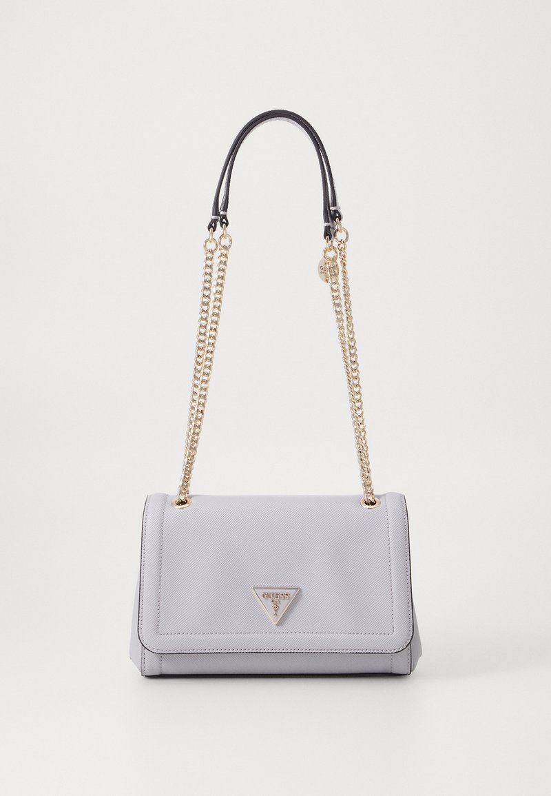 Borsa a mano in pelle grigia chiara con un design strutturato, manico in pelle nera e dettagli in catena dorata. Presenta un emblema a logo triangolare.