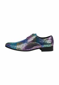 Multikleurige schoen met een geometrisch gebarsten patroon, voorzien van een glanzende afwerking, zwarte zool en paarse veters; slank, scherp toelopend ontwerp.