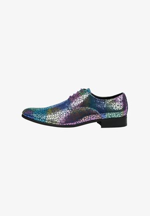 Chaussure multicolore avec un motif géométrique craqué, dotée d'une finition brillante, d'une semelle noire et de lacets violets ; design élégant avec un bout pointu.