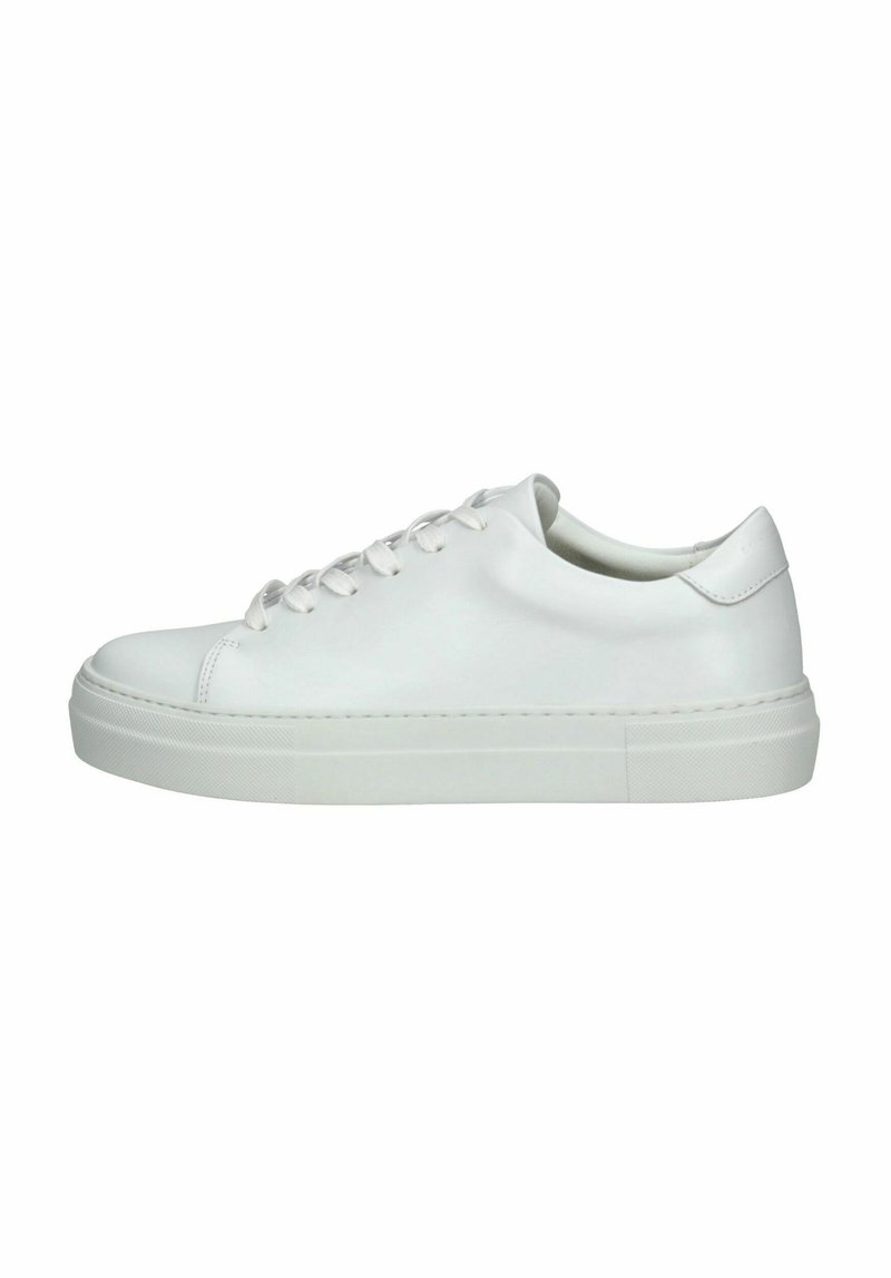 Sneaker bianca in pelle con texture liscia, punta arrotondata, suola in gomma piatta e sei fori per i lacci. Design minimalista senza accenti aggiuntivi.