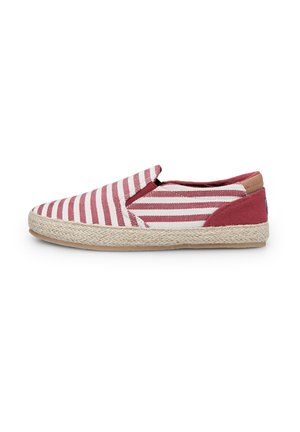 Alpargatas sin cordones en tela de rayas rojas y blancas, con suela envuelta en yute, punta lisa y un acento de color sólido en el talón.