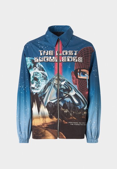 Blaues, grafisches Zip-up-Jackett mit einem kosmischen Thema, das Planeten und Berge zeigt. Elastische Bündchen, fetter Text und lebendige Designelemente.