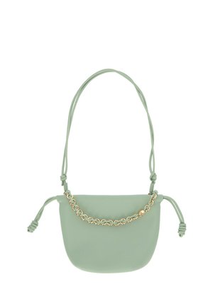 Mała, pastelowo zielona torebka na ramię z supełkowymi bokami ze ściągaczem i ozdobnym złotym łańcuszkiem z przodu.