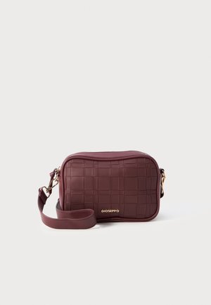 Suuri viininpunainen olkalaukku, joka on valmistettu teksturoidusta materiaalista ja jossa on kudontakuvio. Lahja kultaisella logolla. Mukana säädettävä olkahihna.