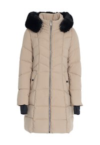 Cappotto imbottito beige con cappuccio in pelliccia sintetica nera, chiusura frontale con zip e motivo trapuntato diagonale. Presenta due tasche laterali e polsini neri a contrasto.