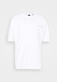 Witte katoenen t-shirt met een ronde hals, korte mouwen en een kleine blauwe tekstprint met de tekst "QUEENS BOROUGH" op de linkerborst.