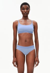Ensemble de soutien-gorge et culotte bleu clair en tissu doux et extensible. La ceinture présente un logo en relief discret. Design simple, bords sans couture.
