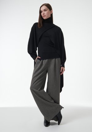 LAYERED SLEEVE - Strickpullover - black