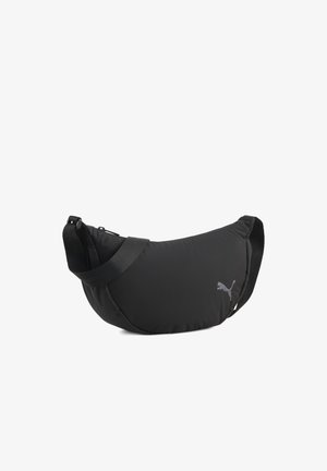 Sort halvmåneformet crossbody taske med justerbar rem og lille Puma-logo på forsiden.