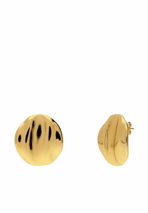 Setje glanzende, onregelmatig gevormde gouden oorstekers, weergegeven van voren en van opzij op een witte achtergrond.