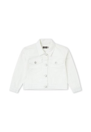 Chaqueta de mezclilla blanca con mangas largas, cierre de botones, dos bolsillos con solapa en el pecho y un cuello, extendida sobre un fondo blanco.