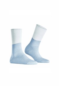 Helle blaue Socken mit einem graduellen Farbverlauf, gerippter Textur, kontrastierendem weißen oberen Rand und glatter Oberfläche an der Fußsohle.