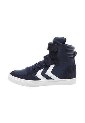 Hochtop-Sneaker aus marineblauem Wildleder und Stoff, mit weißen Chevron-Akzenten, Schnürung an der Vorderseite und Klettverschluss. Gummisohle.