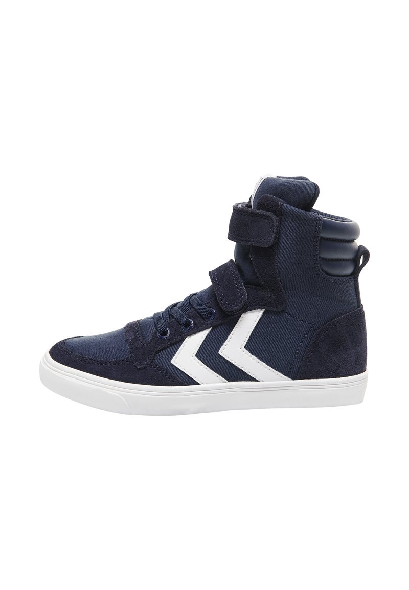 Högskor i marinblå mocka och tyg, med vita chevrondetaljer, snörning fram och kardborreband. Gummisula.