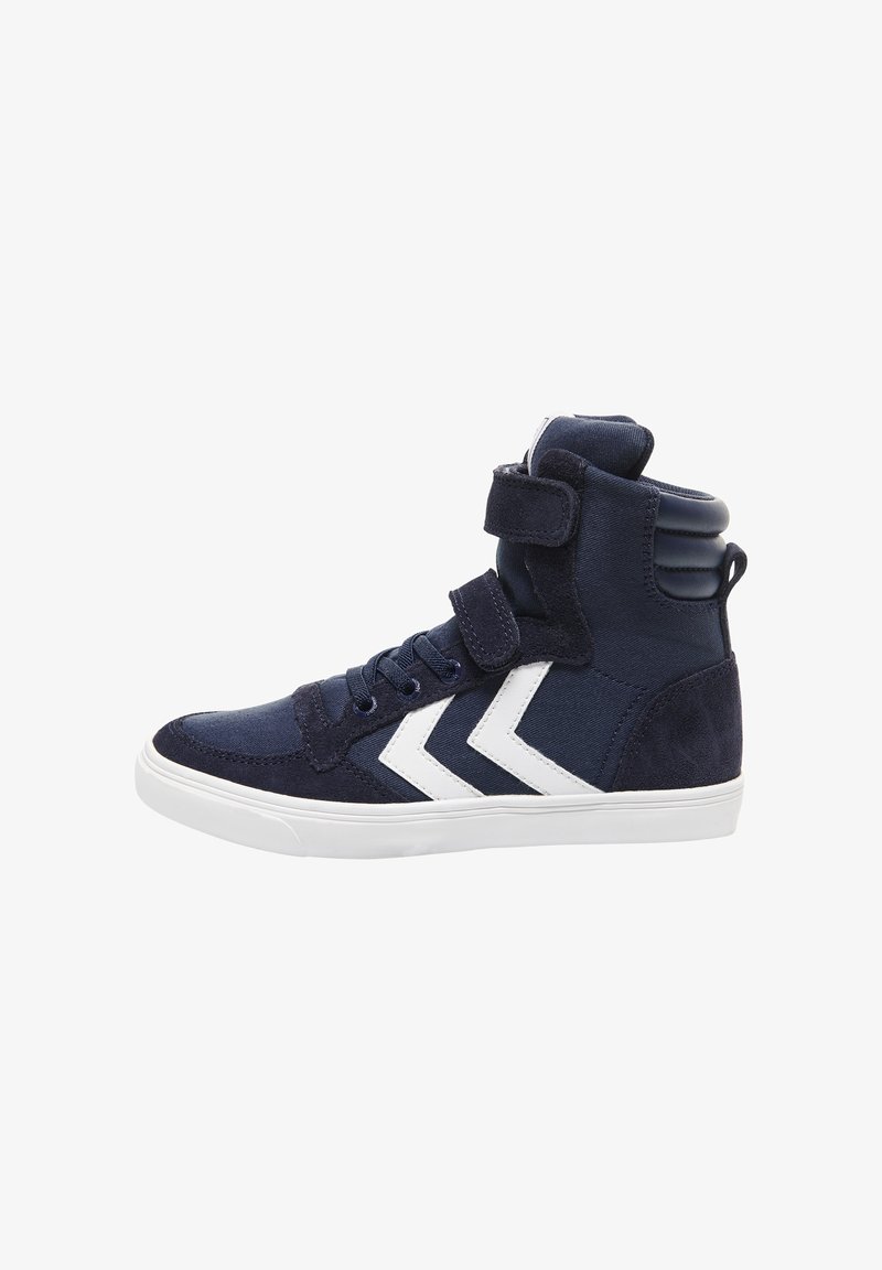 Högskor i marinblå mocka och tyg, med vita chevrondetaljer, snörning fram och kardborreband. Gummisula.